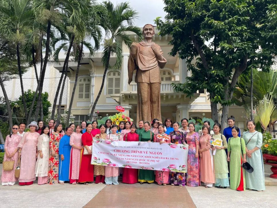 Trong chương trình về nguồn tại Bảo tàng Phụ nữ nam bộ, Hội Phụ nữ Khu di tích lịch sử Địa đạo Củ Chi dâng hương, dâng hoa tượng đài Bà mẹ Việt Nam anh hùng