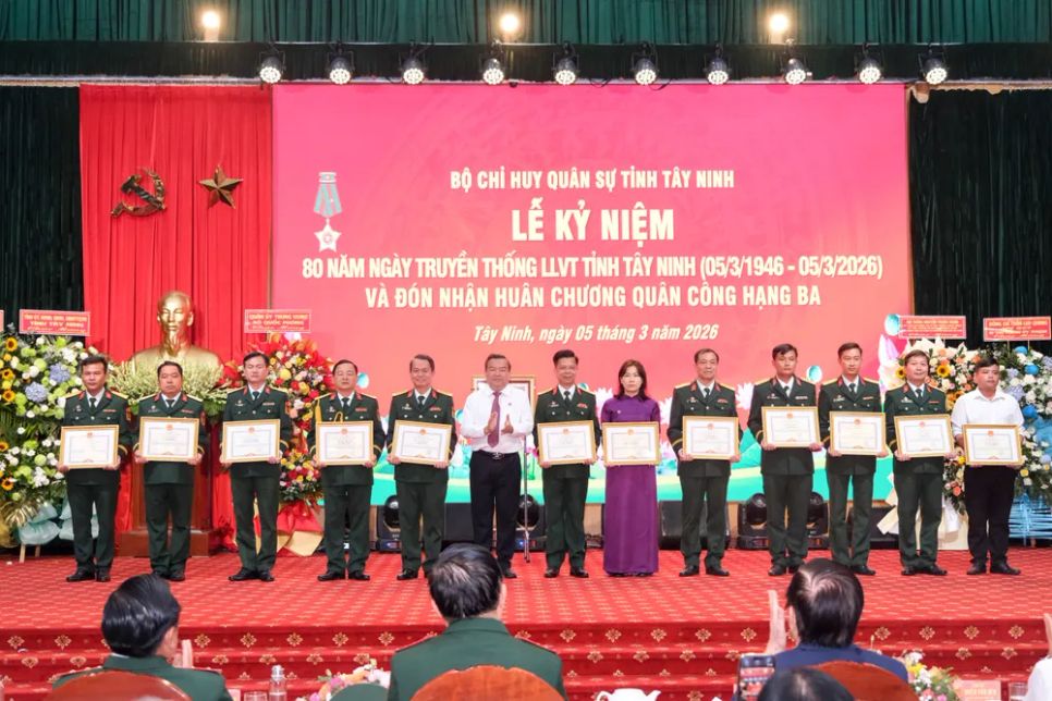 Lãnh đạo tỉnh Tây Ninh trao bằng khen cho các cá nhân có thành tích tiêu biểu trong thực hiện nhiệm vụ huấn luyện, sẵn sàng chiến đấu, xây dựng nền quốc phòng toàn dân gắn với thế trận an ninh nhân dân