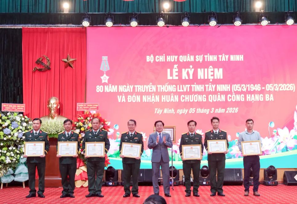 Lãnh đạo tỉnh Tây Ninh trao bằng khen cho các tập thể có thành tích tiêu biểu trong thực hiện nhiệm vụ huấn luyện, sẵn sàng chiến đấu, xây dựng nền quốc phòng toàn dân gắn với thế trận an ninh nhân dân