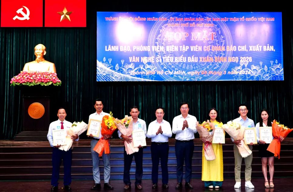 Phó Bí thư Thường trực Thành ủy TPHCM Lê Quốc Phong và Phó Bí thư Thành ủy TPHCM Đặng Minh Thông trao thưởng đến các tác giả, nhóm tác giả đạt giải Nhất, giải Nhì. Ảnh HOÀNG HÙNG