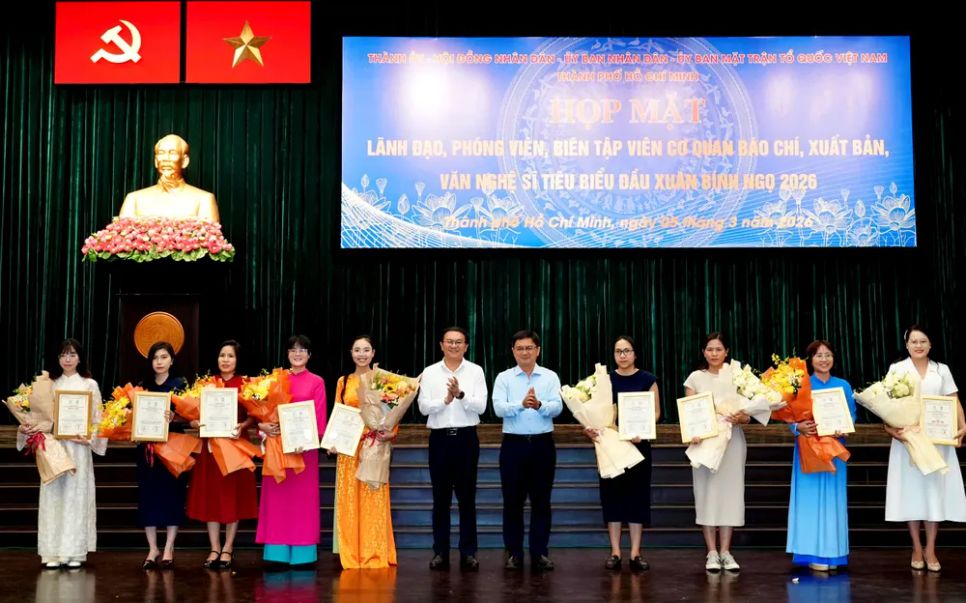 Phó Chủ tịch UBND TPHCM Nguyễn Mạnh Cường và Giám đốc Sở KH-CN Lâm Đình Thắng trao giải cho các tác giả, nhóm tác giả. Ảnh HOÀNG HÙNG