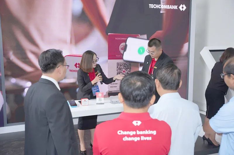 Khách hàng trải nghiệm các sản phẩm và dịch vụ ngân hàng số của Techcombank.