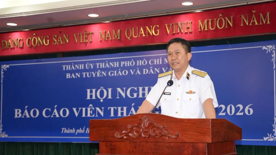 Báo cáo viên - Chuẩn Đô đốc Trần Mạnh Chiến, Chính ủy Vùng 2 Hải quân thông tin chuyên đề biển đảo tại hội nghị