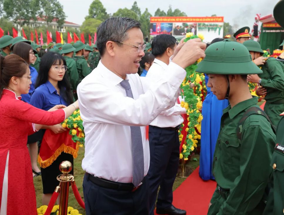 Lãnh đạo Thành uỷ, UBND TP Cần Thơ trao vòng hoa cho các tân binh