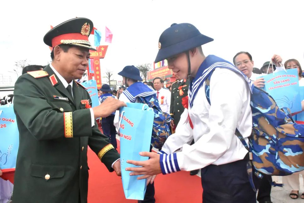 Trung tướng Nguyễn Xuân Dắt, Tư lệnh Quân khu 9 trao quà cho tân binh