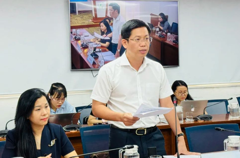 Ông Nguyễn Tiến Hưởng, Trưởng Phòng Quản lý nhà và thị trường bất động sản, Sở Xây dựng TPHCM cung cấp thông tin tại cuộc họp báo chiều 5-3. Ảnh: ĐÌNH DƯ