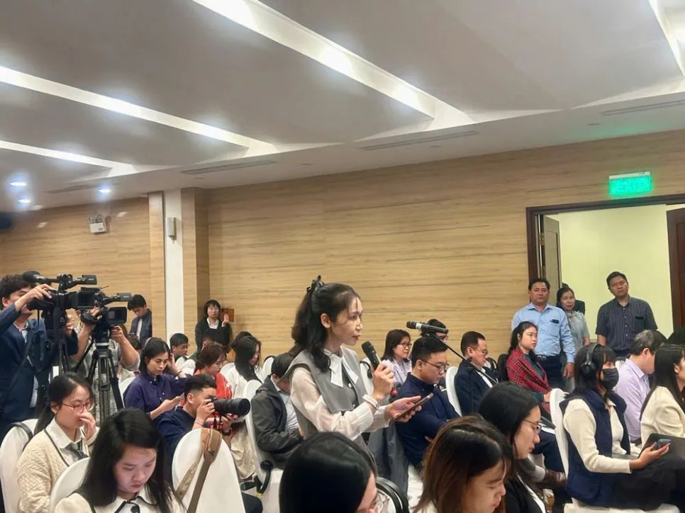 Các nhà báo, phóng viên trong nước đặt câu hỏi tại họp báo