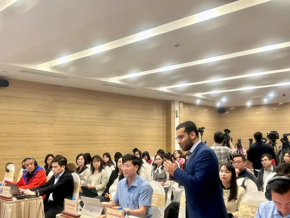 Các phóng viên nước ngoài đặt câu hỏi tại họp báo