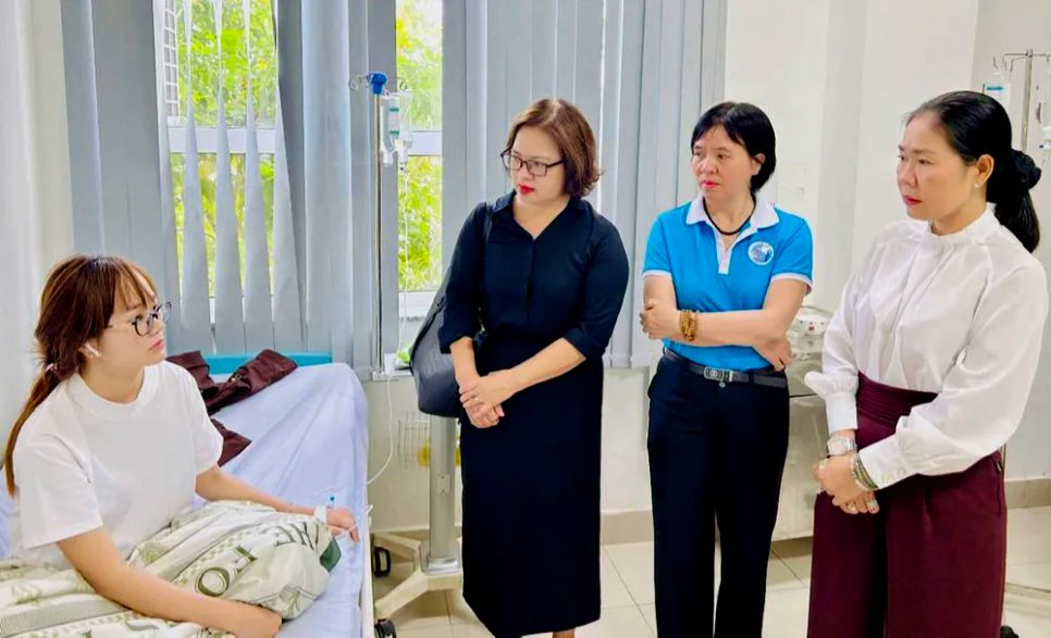 Lãnh đạo phường Vũng Tàu thăm hỏi bệnh nhân đang cấp cứu, điều trị tại Bệnh viện Đa khoa Vũng Tàu