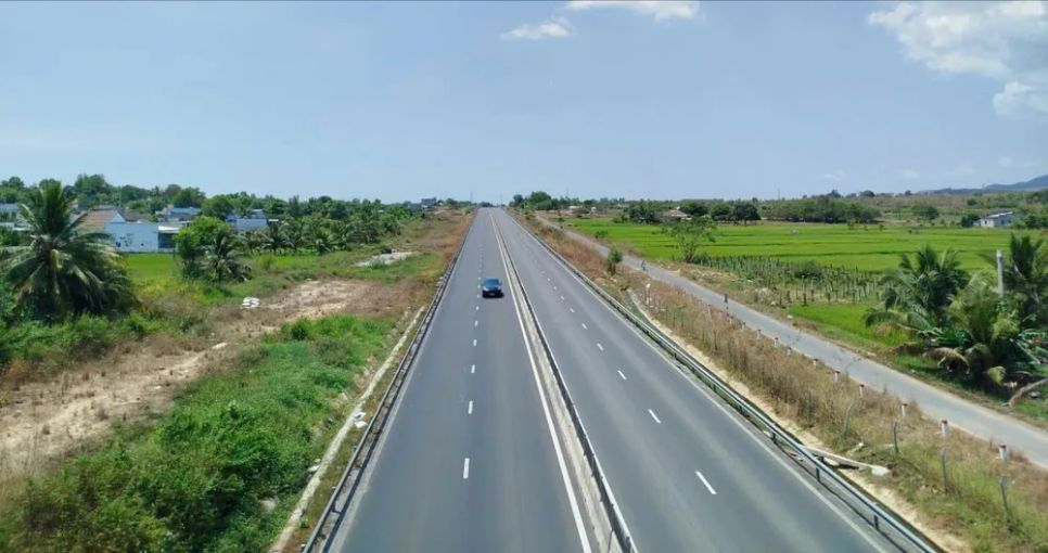 Cùng với tuyến đường cao tốc Phan Thiết - Dầu Giây, tuyến cao tốc Vĩnh Hảo - Phan Thiết cũng bắt đầu thu phí từ ngày 2-3. Ảnh: TIẾN THẮNG