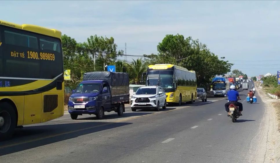 Tài xế chuyển lộ trình Quốc lộ 1 để né trạm thu phí cao tốc 
