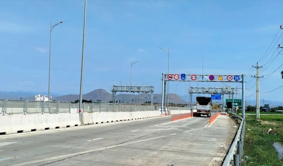 Tài xế chuyển lộ trình Quốc lộ 1 để né trạm thu phí cao tốc 