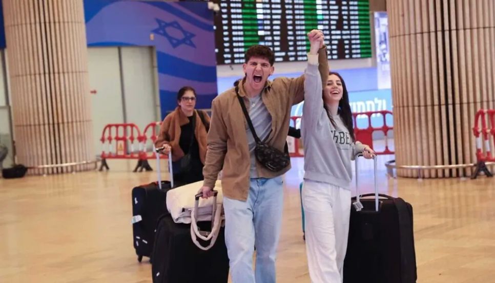 Một cặp vợ chồng người Israel vui mừng khi đáp xuống sân bay Ben Gurion ở Tel Aviv trên các chuyến bay hồi hương đầu tiên vào ngày 5-3. Ảnh: Courtesy of the Israel Airports Authority
