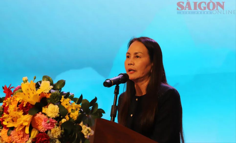 Bà Nguyễn Thị Bích Ngọc, Phó Giám đốc Sở VH-TT-DL tỉnh Lâm Đồng thông tin các hoạt động văn hoá, thể thao, du lịch tại địa phương trong năm 2026. Ảnh: ĐOÀN KIÊN