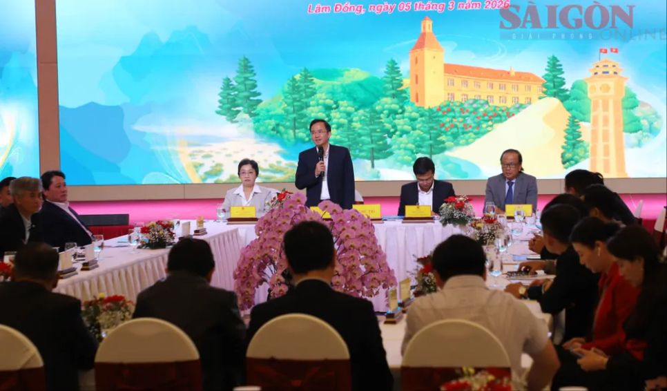 Lãnh đạo tỉnh Lâm Đồng, Sở VH-TT-DL và Hiệp hội Du lịch Lâm Đồng lắng nghe ý kiến của các doanh nghiệp làm du lịch, thể thao. Ảnh: ĐOÀN KIÊN