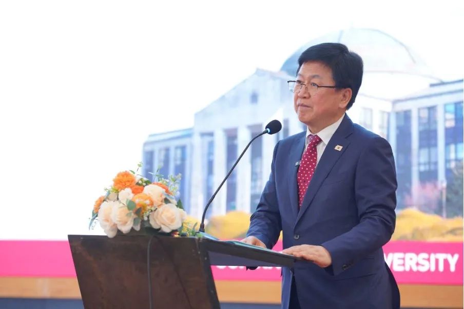 Ông Choi Kyo Jin - Bộ trưởng Bộ Giáo dục Hàn Quốc phát biểu tại lễ ký kết