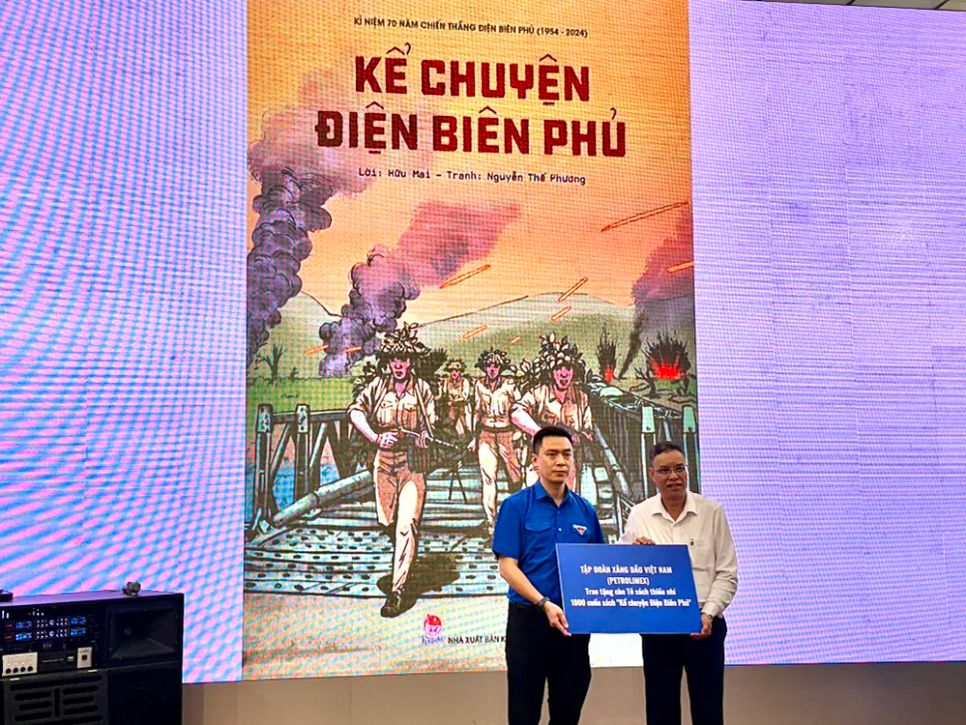 Đại diện Tập đoàn Xăng dầu Việt Nam trao tặng biểu trưng 1.000 cuốn sách 