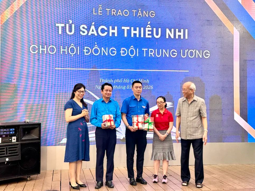 GS-TS Trình Quang Phú cùng đại diện NXB Chính trị Quốc gia Sự thật và NXB Kim Đồng trao tặng sách cho Hội đồng Đội Trung ương. Ảnh: QUỲNH YÊN