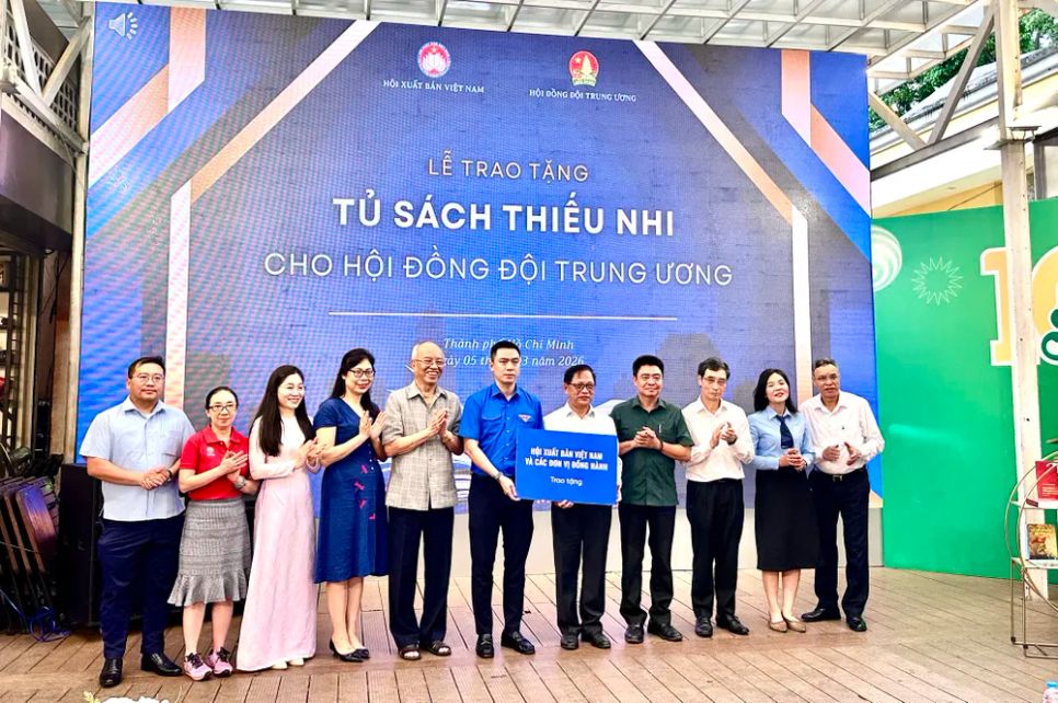 Ông Lê Hoàng, Giám đốc Đường sách TPHCM cùng đại diện các đơn vị xuất bản trao biểu trưng tặng sách cho Hội đồng Đội Trung ương. Ảnh: QUỲNH YÊN