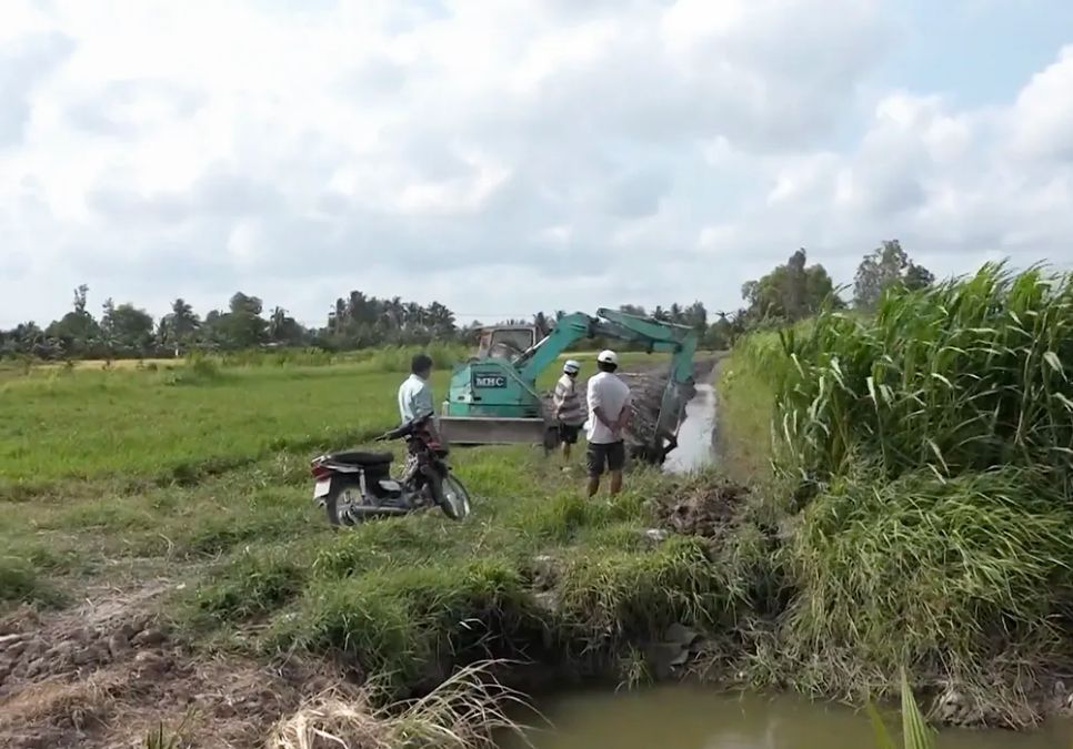 Nông dân Đồng Tháp nạo vét kênh mương, tích trữ nước