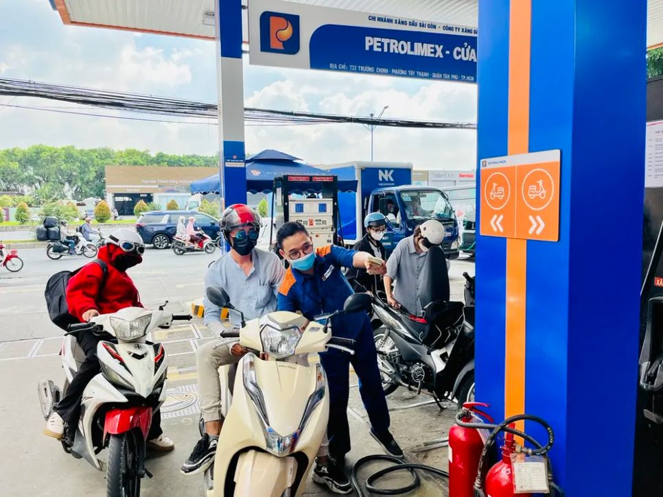Người tiêu dùng đổ xăng tại TPHCM