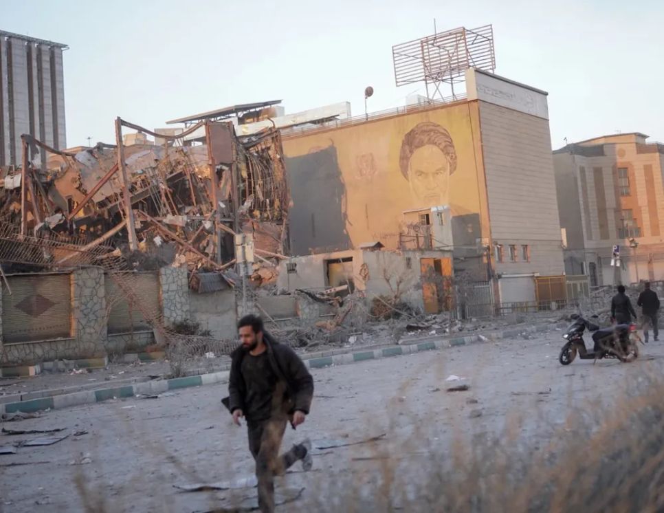 Nhà cửa đổ nát sau một đợt không kích của Israel ở gần Quảng trường Azadi, thủ đô Tehran, Iran. Ảnh: MOHAMMAD MOHSENIFAR