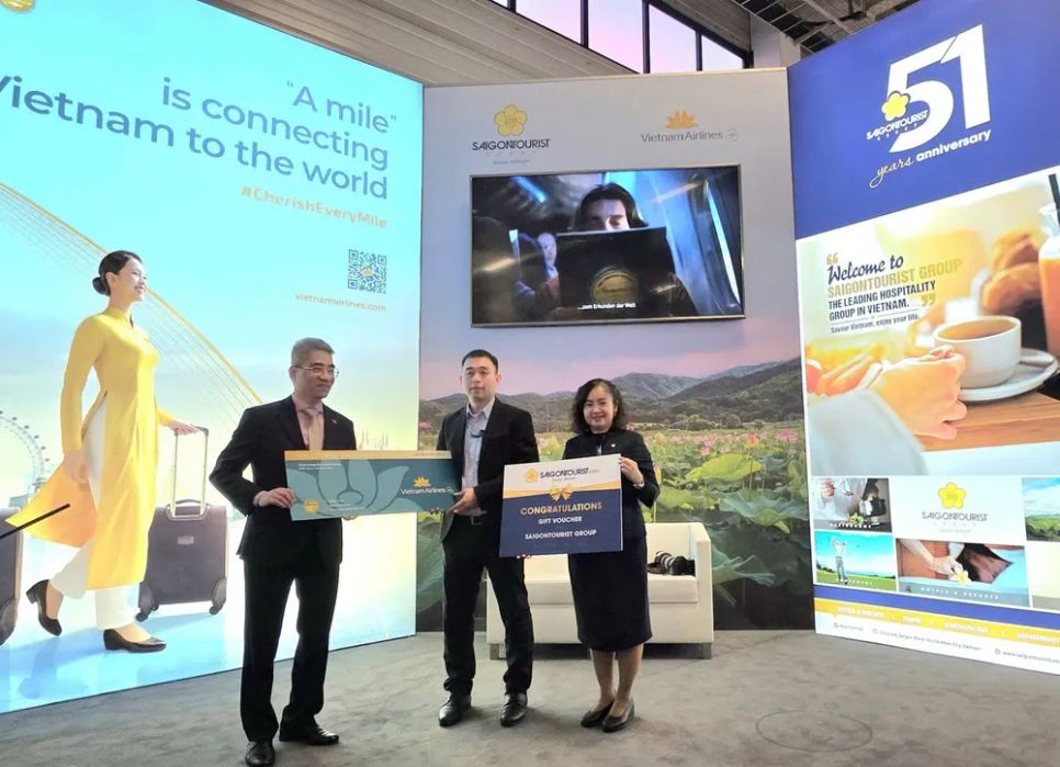 Ông Nguyễn Đắc Thành, Đại sứ đặc mệnh toàn quyền nước Cộng hòa xã hội chủ nghĩa Việt Nam tại Cộng hòa Liên bang Đức và bà Nguyễn Thụy Tường Linh, Phó Tổng Giám đốc Saigontourist Group cùng trao quà luckydraw
