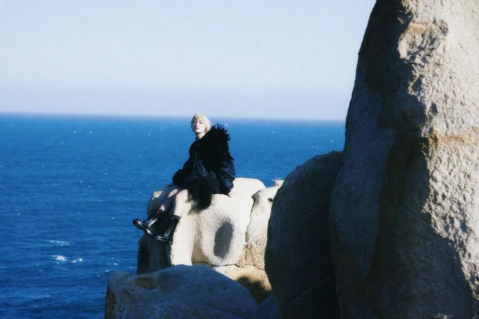 MV Big girl don’t you cry được quay ở Phan Thiết, Lâm Đồng, với bối cảnh là những mảng xanh thiên nhiên của rừng và biển, đưa người xem vào hành trình khám phá vẻ đẹp của con người và thiên nhiên