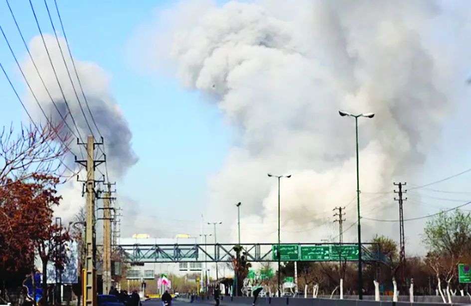 Khói bao trùm sau một đợt không kích vào thủ đô Tehan, Iran Ảnh: EPA