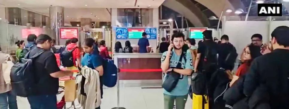 Hành khách chờ làm thủ tục máy bay tại sân bay quốc tế Dubai ẢNH: ANI