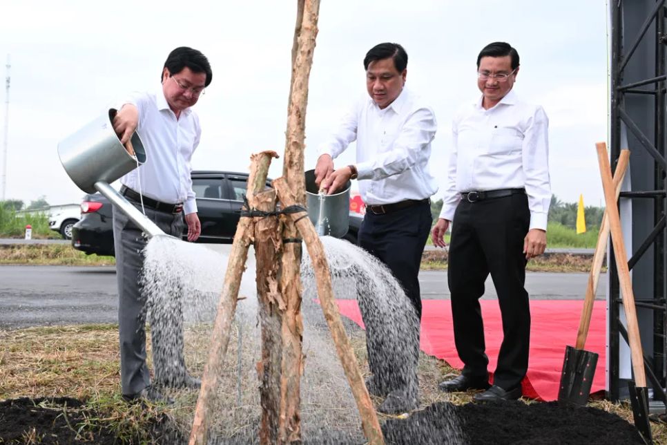 Lãnh đạo tỉnh Tây Ninh trồng cây tại lễ phát động