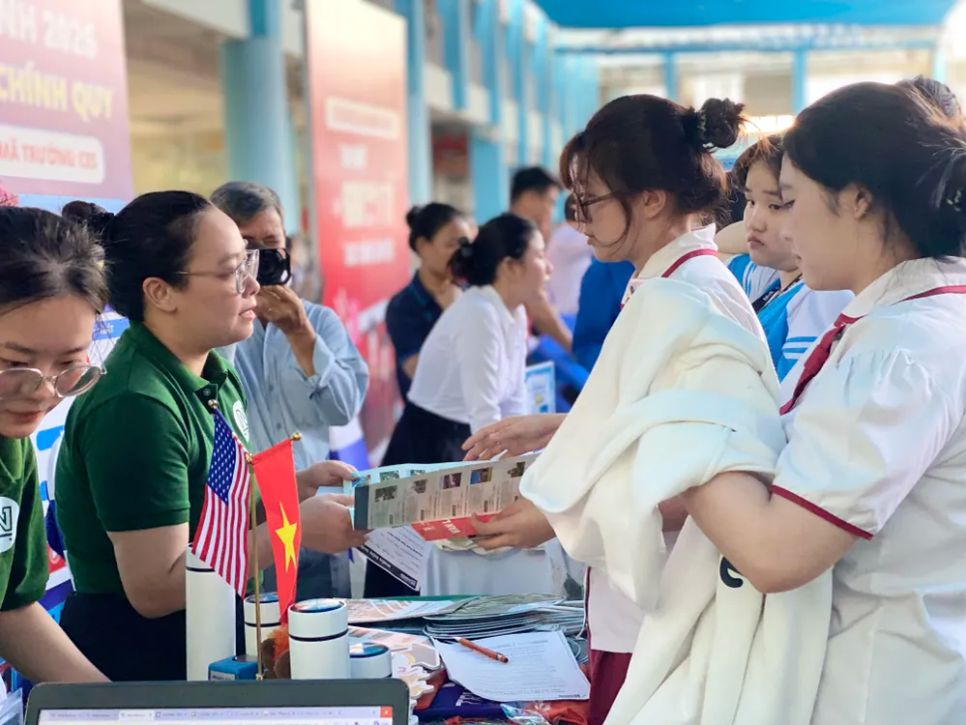 Hoạt động tư vấn tuyển sinh, giới thiệu chương trình đào tạo tại ngày hội