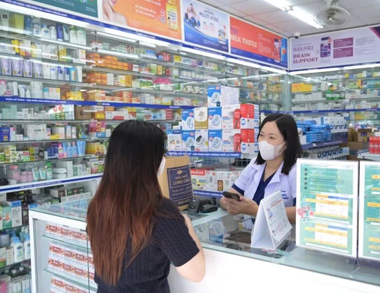 Với hệ thống nhà thuốc rộng khắp cùng đội ngũ nhân viên tư vấn vững chuyên môn, Long Châu đồng hành lan tỏa bộ câu hỏi tầm soát khô mắt và tư vấn kịp thời đến cộng đồng