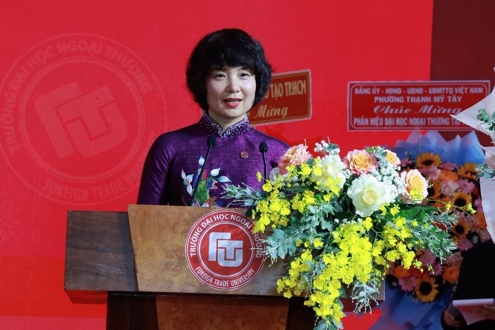 PGS.TS Phạm Thu Hương - Hiệu trưởng Trường Đại học Ngoại thương phát biểu tại buổi lễ