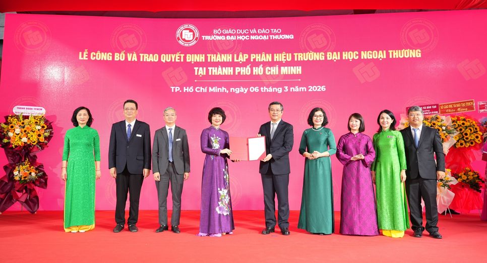 Thứ trưởng Giáo dục và Đào tạo Nguyễn Văn Phúc trao quyết định thành lập Phân hiệu Trường đại học Ngoại thương tại TP.HCM cho lãnh đạo nhà trường