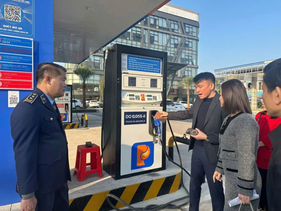 Cục Quản lý và Phát triển thị trường trong nước (Bộ Công thương) kiểm tra các cửa hàng xăng dầu, ngăn chặn tình trạng vi phạm. Ảnh: DMS