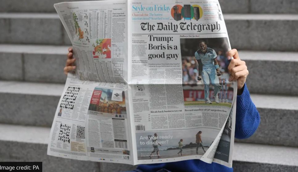 Độc giả xem báo của The Telegraph. Ảnh: JONATHAN BRADY/ PA WIRE