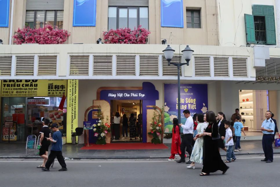 Không gian trưng bày được tổ chức ở phố Tràng Tiền (Hà Nội) chiều 7-3