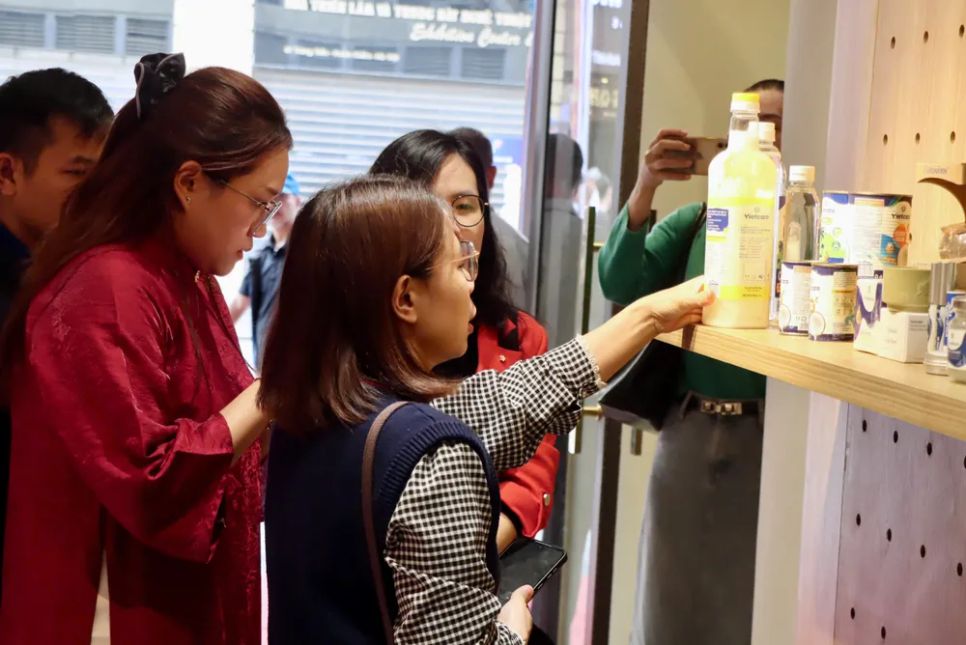 Người dân ở Hà Nội đến tham quan không gian trưng bày, chiều 7-3