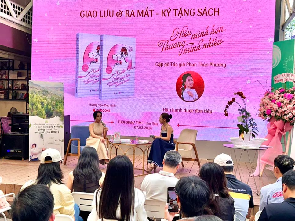 Tác giả Phan Thảo Phương (trái) chia sẻ tại chương trình