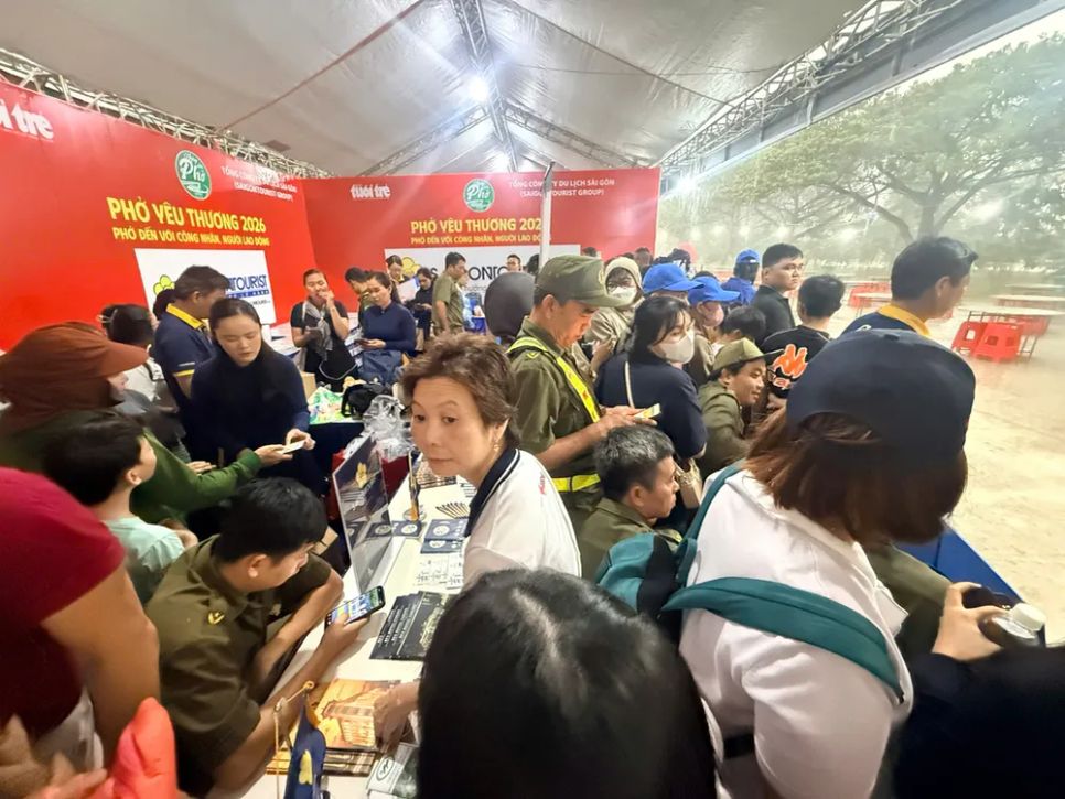 Cơn mưa lớn bất chợt đổ xuống nhưng người dân, du khách vẫn đến tham quan