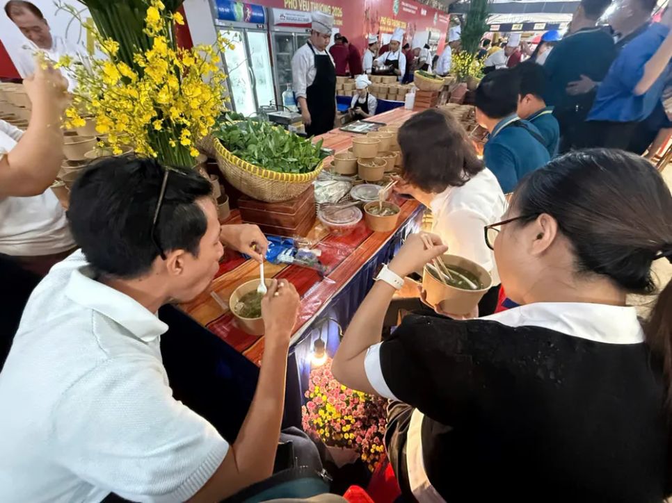 Khách thưởng thức phở, tối 7-3