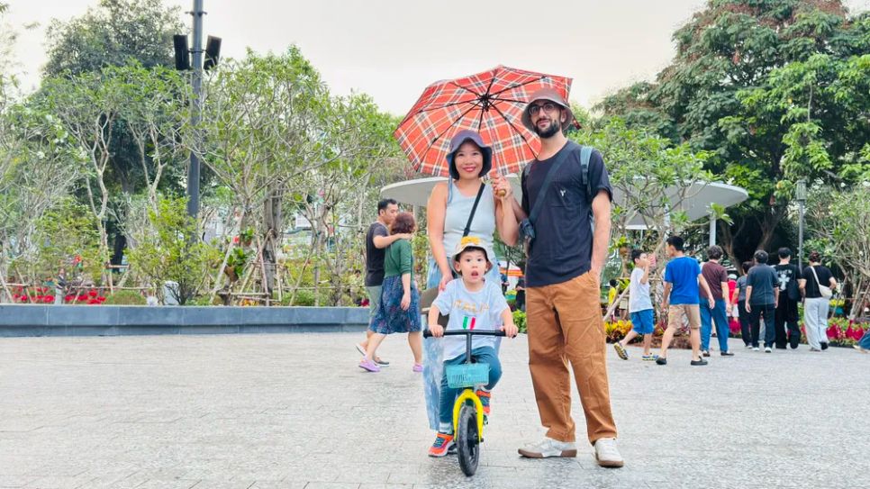 Anh Andrea Tonini (quốc tịch Ý) cùng gia đình nhỏ của mình đến tham quan Công viên số 1 Lý Thái Tổ. Ảnh: ĐÌNH DƯ