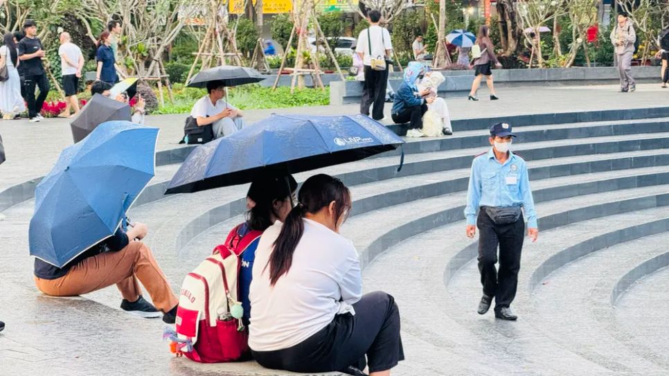 Cuối tuần, người dân háo hức đi xem nhạc nước tại Công viên số 1 Lý Thái Tổ