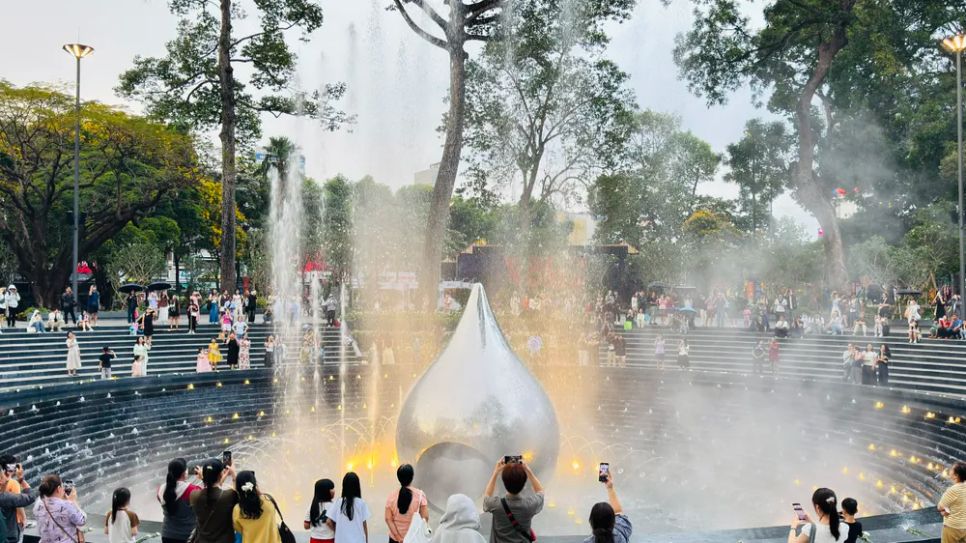 Cuối tuần, người dân háo hức đi xem nhạc nước tại Công viên số 1 Lý Thái Tổ