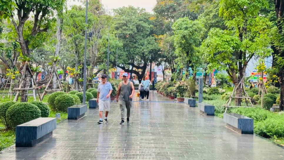 Mặc dù mưa, nhưng người dân vẫn đến Công viên số 1 Lý Thái Tổ dạo bộ. Ảnh: ĐÌNH DƯ