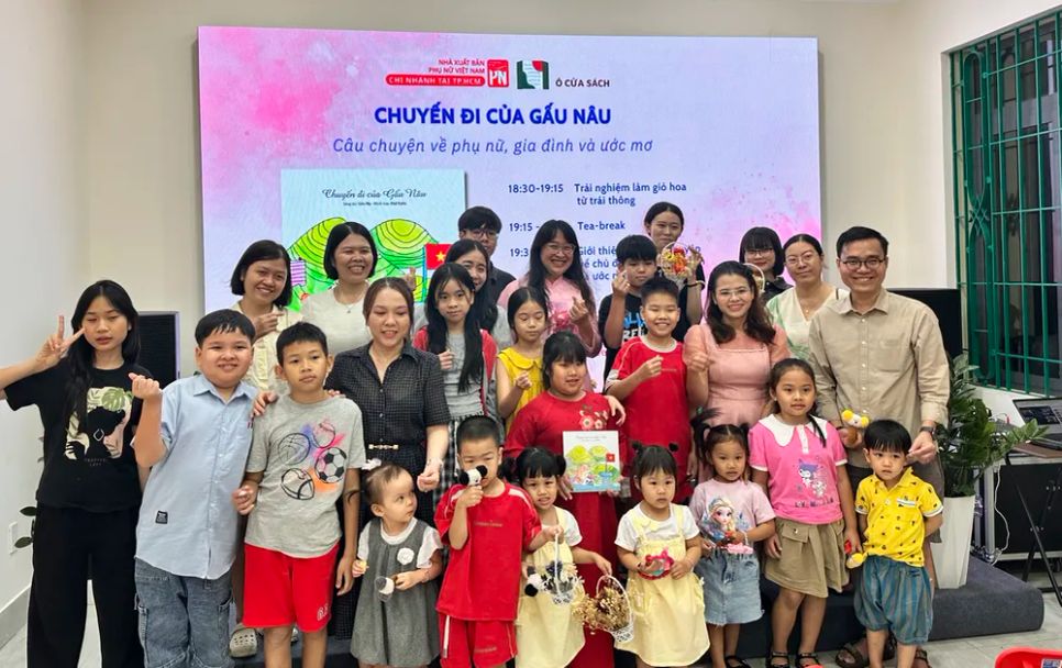 Tác giả Thanh Tâm chụp hình lưu niệm cùng phụ huynh và các em nhỏ