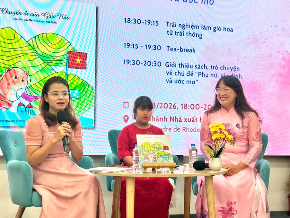 Từ phải qua: tác giả Thanh Tâm, bé Nhã Uyên và chị Nguyễn Thanh Hoa trong vai trò dẫn dắt chương trình