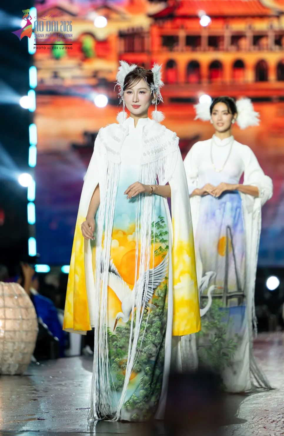 Dàn hoa hậu, nghệ sĩ tỏa sáng trong bộ sưu tập áo dài của Việt Hùng