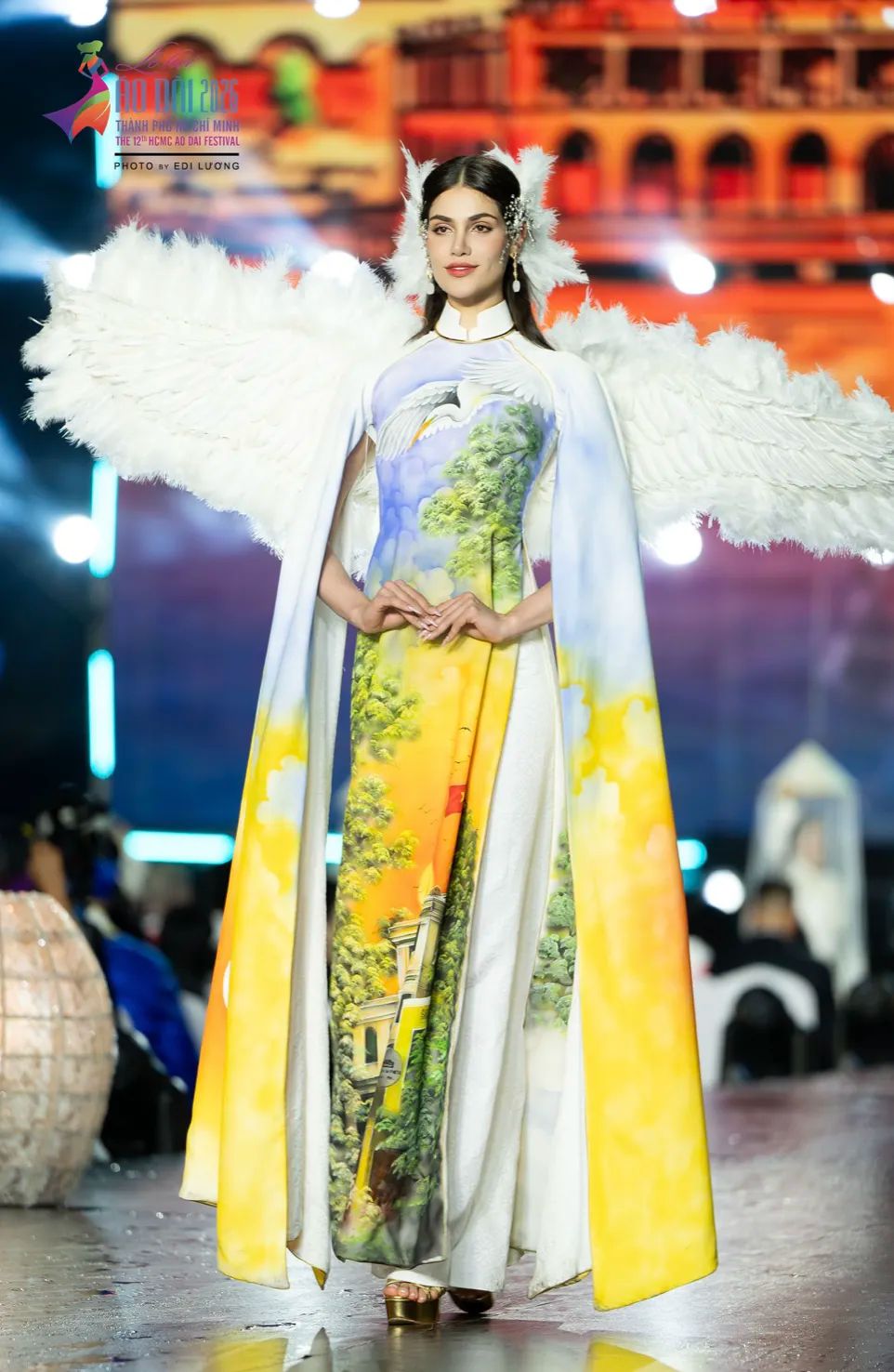 Dệt ký ức quê hương trên tà áo dài